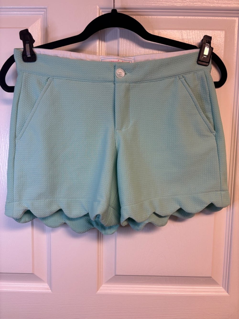 High-Rise Scallop Hem Shorts in Mint